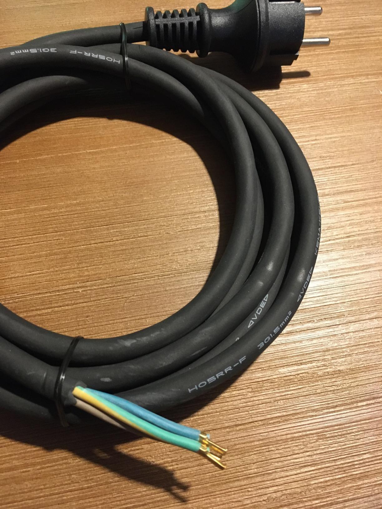 Solide Meterware mit Stecker, praktisch