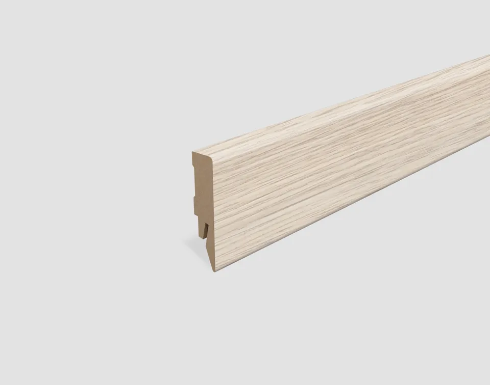 egger-sockelleiste-6cm-cubical-eiche-weiss-l547-2400mm image 1
